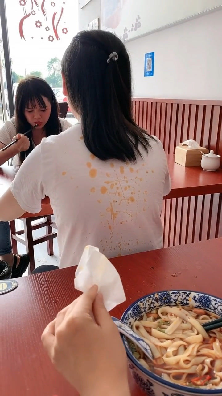 哎呦妈呀,把美女衣服弄脏了