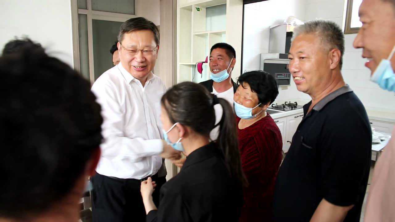 行唐县委书记杨立中看望残疾人双创园第一对结婚的新人