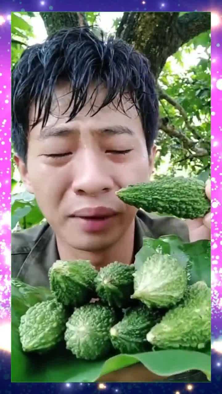 看这哥们的表情就知道有多苦了生吃苦瓜也需要胆量啊