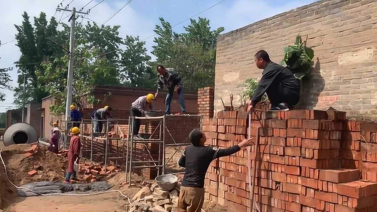 实拍农村盖房子7个大工配5个小工砌院墙铲车助阵效率很快