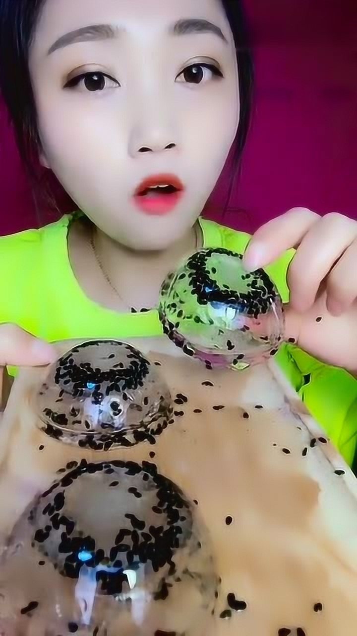 漂亮的姑娘今天吃芝麻空心冰吃得太馋人了
