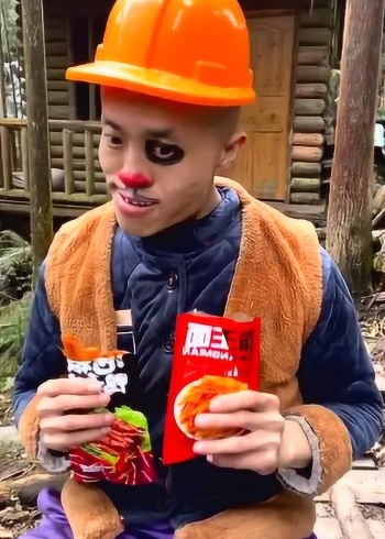 光头强吃辣条,等过了这个月,强哥就去吃大餐啦