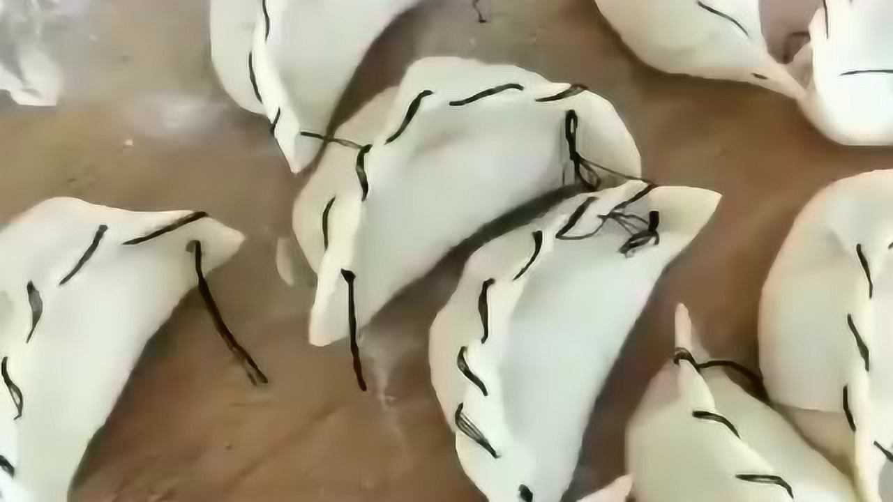 媳妇担心包的饺子会露馅,就用针线全部缝起来,吃的时候要注意线!