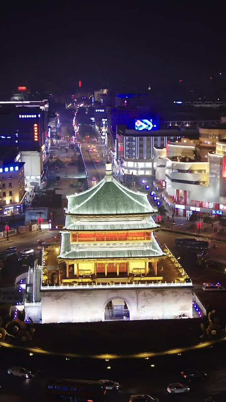 航拍陕西西安钟楼夜景,灯光绚丽的不夜之城