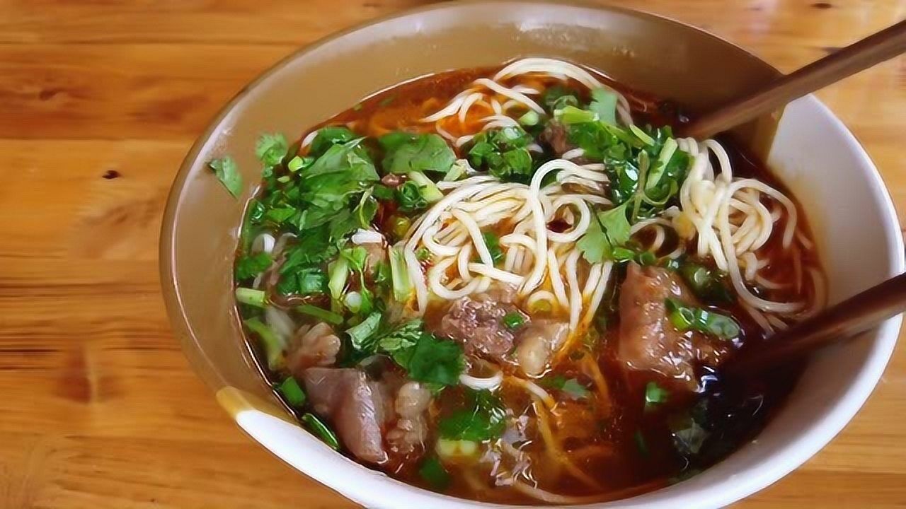 来到贵州西江千户苗寨,吃一碗红烧牛肉面花18块,大家说贵不贵?