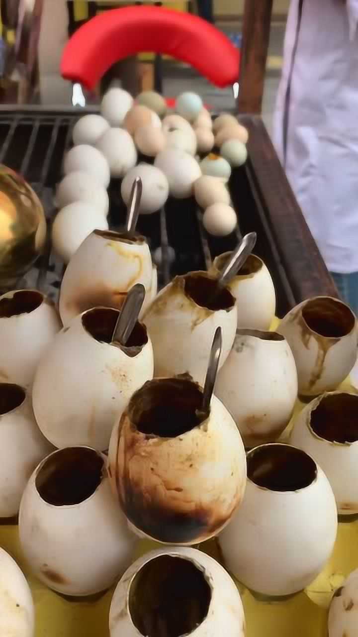 新疆烤蛋也是一个特色,各种蛋放上红花,蜂蜜秘制料烤制而成