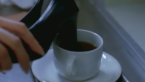 泰国惊悚片：空姐为了报复公主，用高跟鞋搅拌她的咖啡