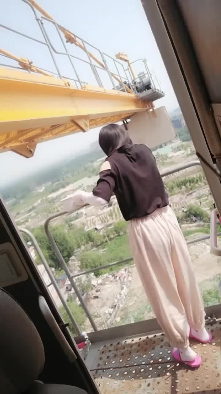 塔吊女司机向地面倒水差点看成冰红茶这操作也是没谁了