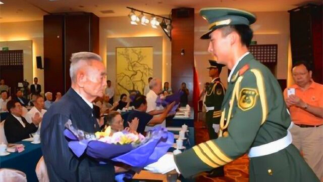 他55年被授大校军衔,33年后成上将,如今100岁身体硬朗