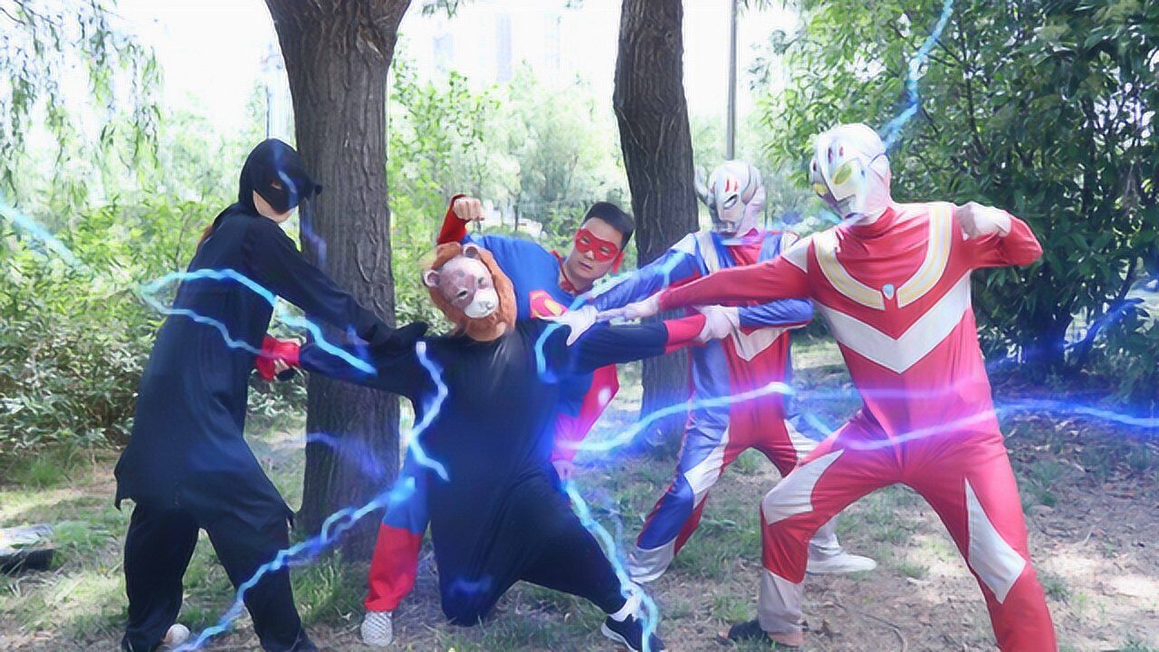 奥特曼真人版:迪迦被怪兽附身异常凶猛!全民英雄三人能打醒他吗