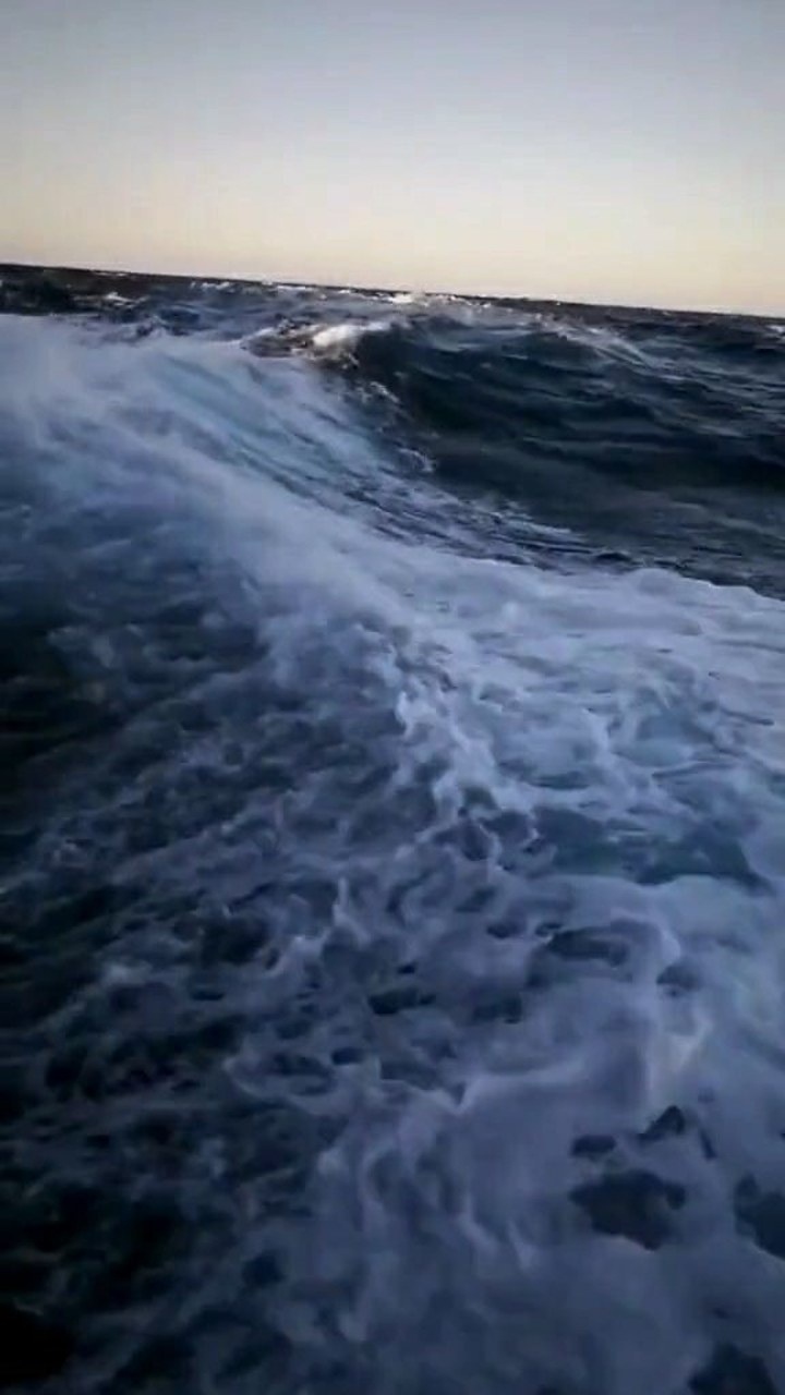 深色大海望不到底看起来很压抑容易让人有深海恐惧症