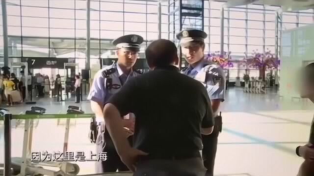 这就是中国警察,我可以说中文因为这里是中国,但我说英文是尊重你!