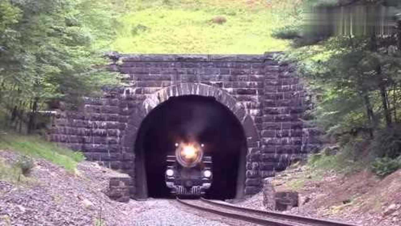 火車從洞中飛馳而過這速度真是萬萬沒想到