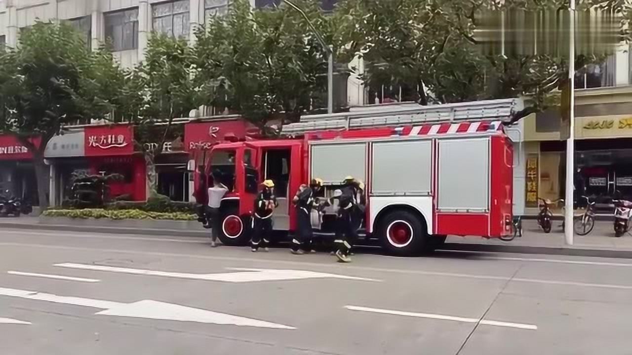 只要有需要消防人员总是冲在第一位消防车出警现场