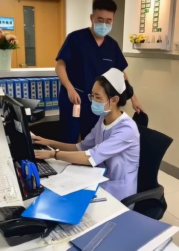 我们科的未婚男医生,几乎一年四季都把值班室当家,和我们上夜班真是太