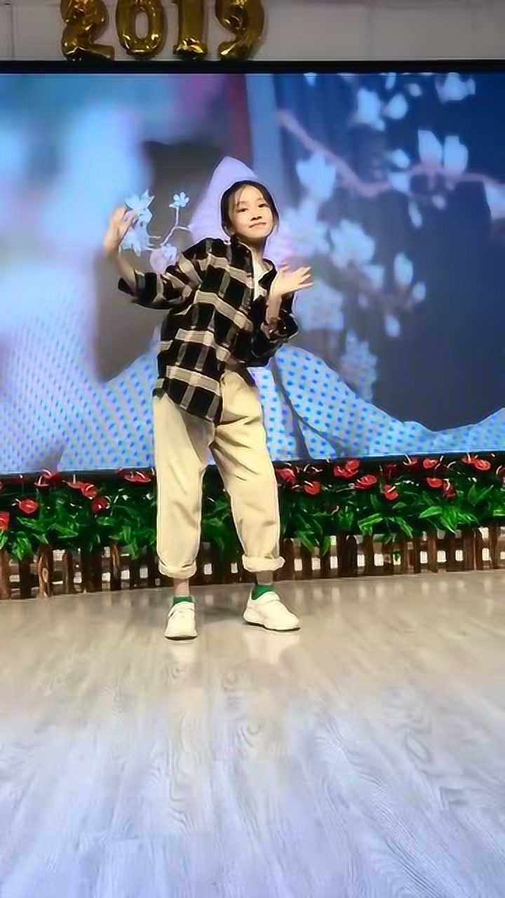 童模宋小睿走秀数一数二的但跳起舞来真不敢看还是多练练吧