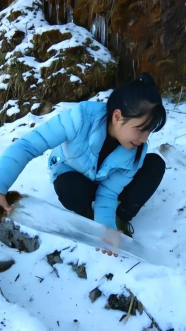 高原山泉水结成的冰块小姐姐吃之前还要沾点雪一口下去嘎嘣脆