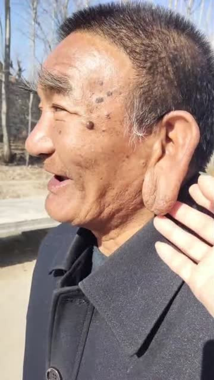 大哥你是如来佛祖下世吧看这个大耳朵就知道很不简单