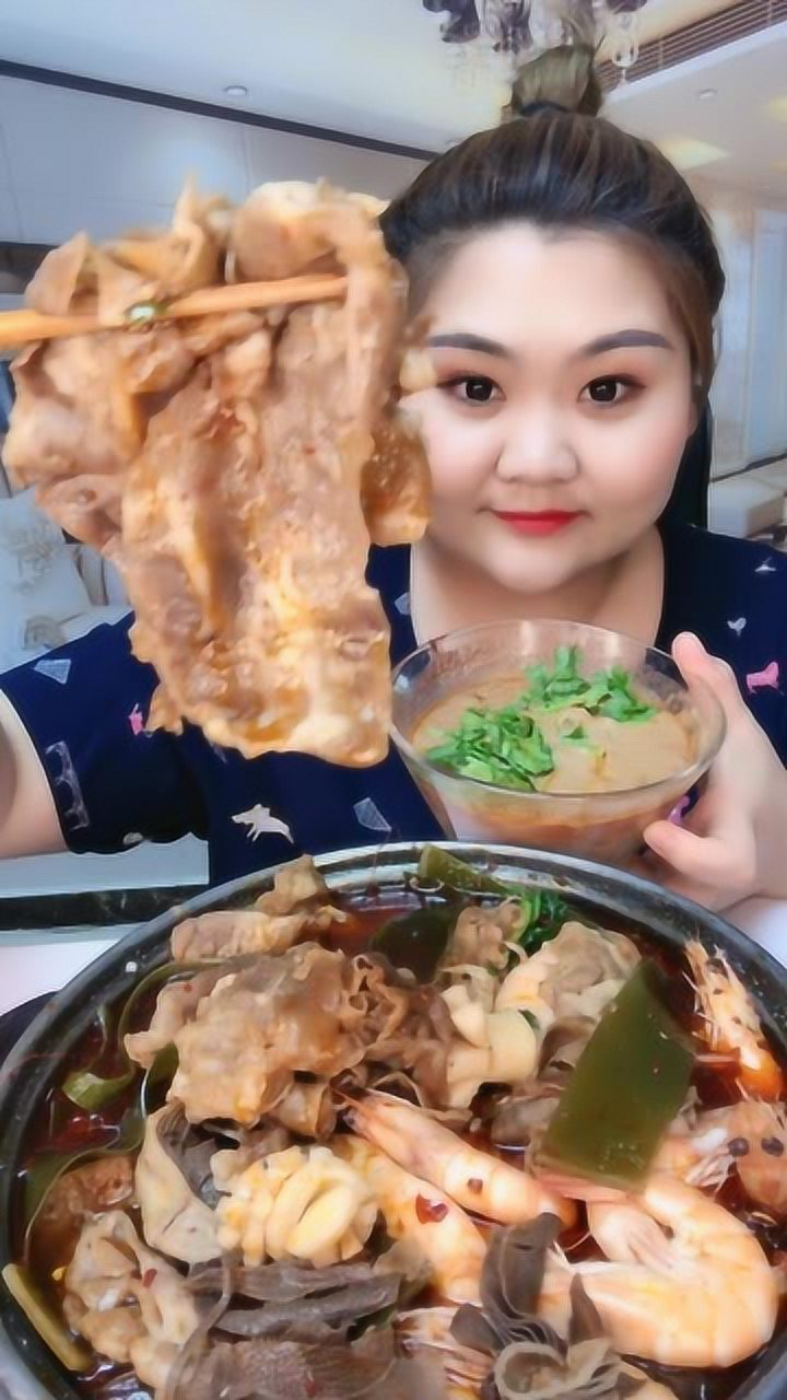 美女吃播秀:麻酱葱香五花肉!