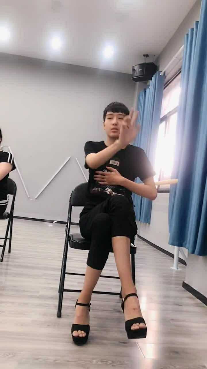 这个小男孩被我们涂上了指甲油还让他穿上了高跟鞋特别搞笑