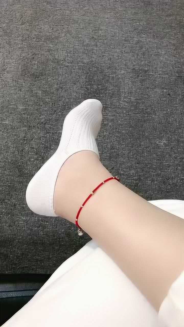 白袜搭配黑色帆布鞋,你喜欢吗