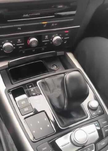 奥迪a7的尾翼只能手动打开了,不然车速不够打不开