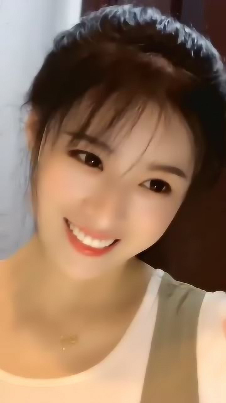 太美了,这才是笑靥如花,明眸皓齿,令人迷醉的美女