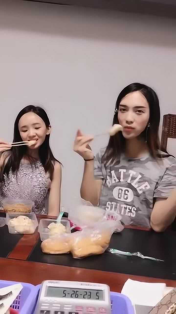 女装大佬梅姐和女友吃饭吃相真是太爷们了下一秒还不忘卖萌