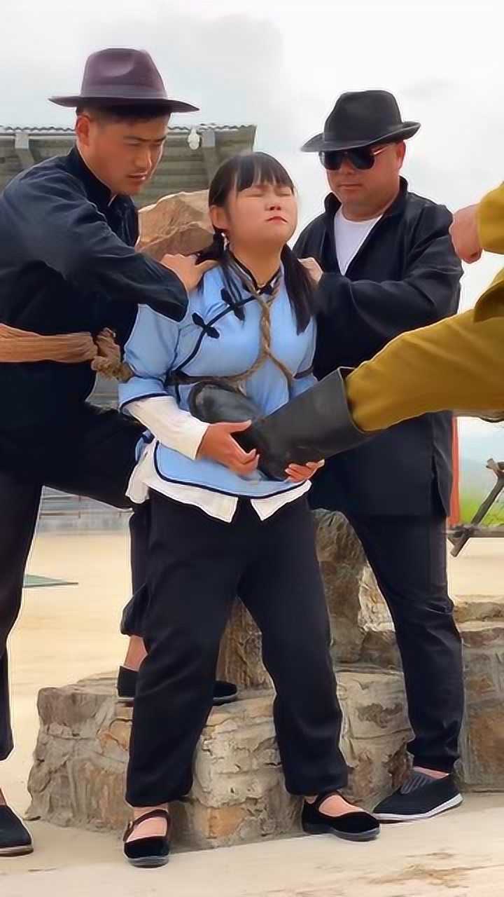 太残忍了,居然踢女生肚子!