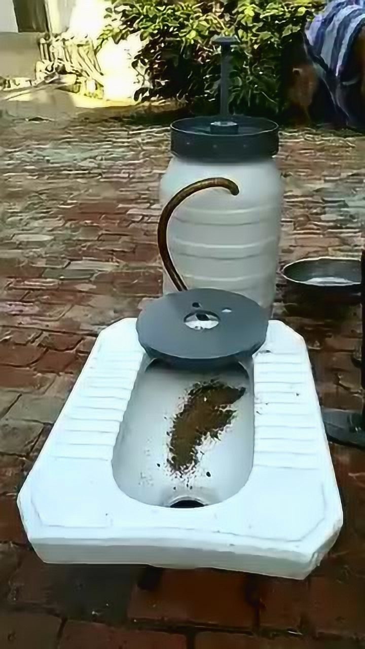 农村也有自己的马桶了这设计真的很复古啊居然还是半自动的