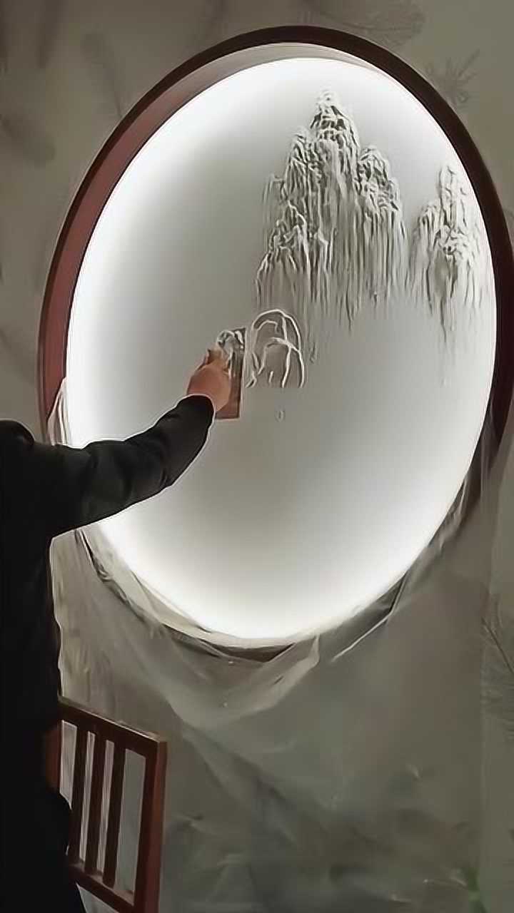 刮腻子的老师傅手工画出来一座山