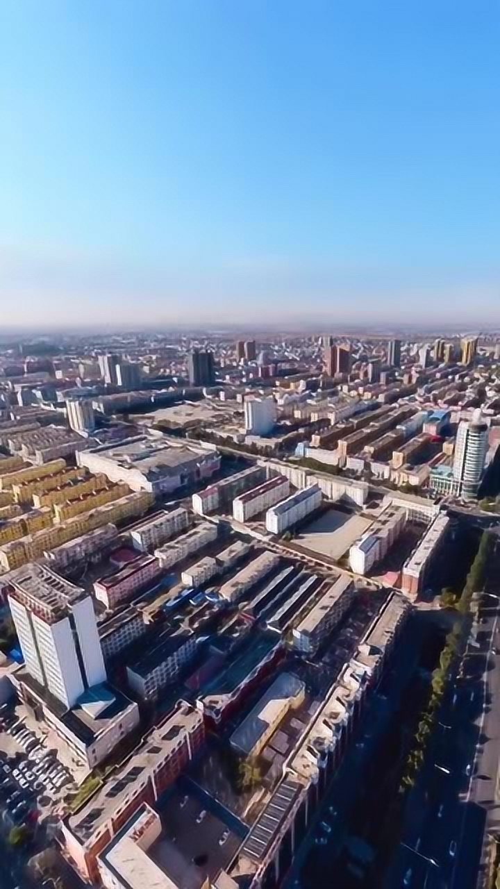 航拍内蒙古通辽市,科尔沁草原上璀璨明珠,蓝天掩映下的城市好美