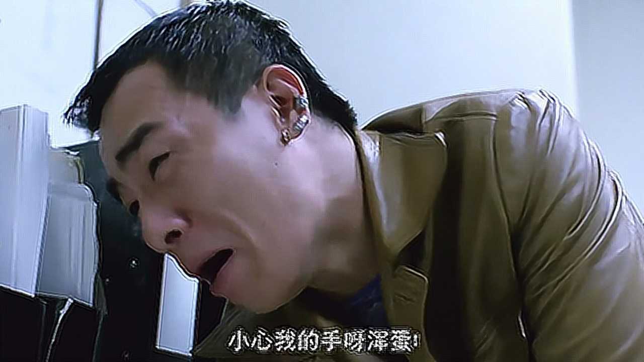 保安被咬变丧尸陈小春被铐住无法动弹眼睁睁看着丧尸走来