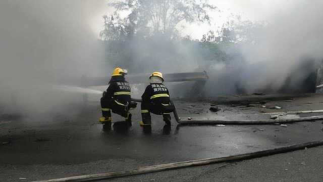 湖北黄冈觅儿镇高速路口一货车起火3