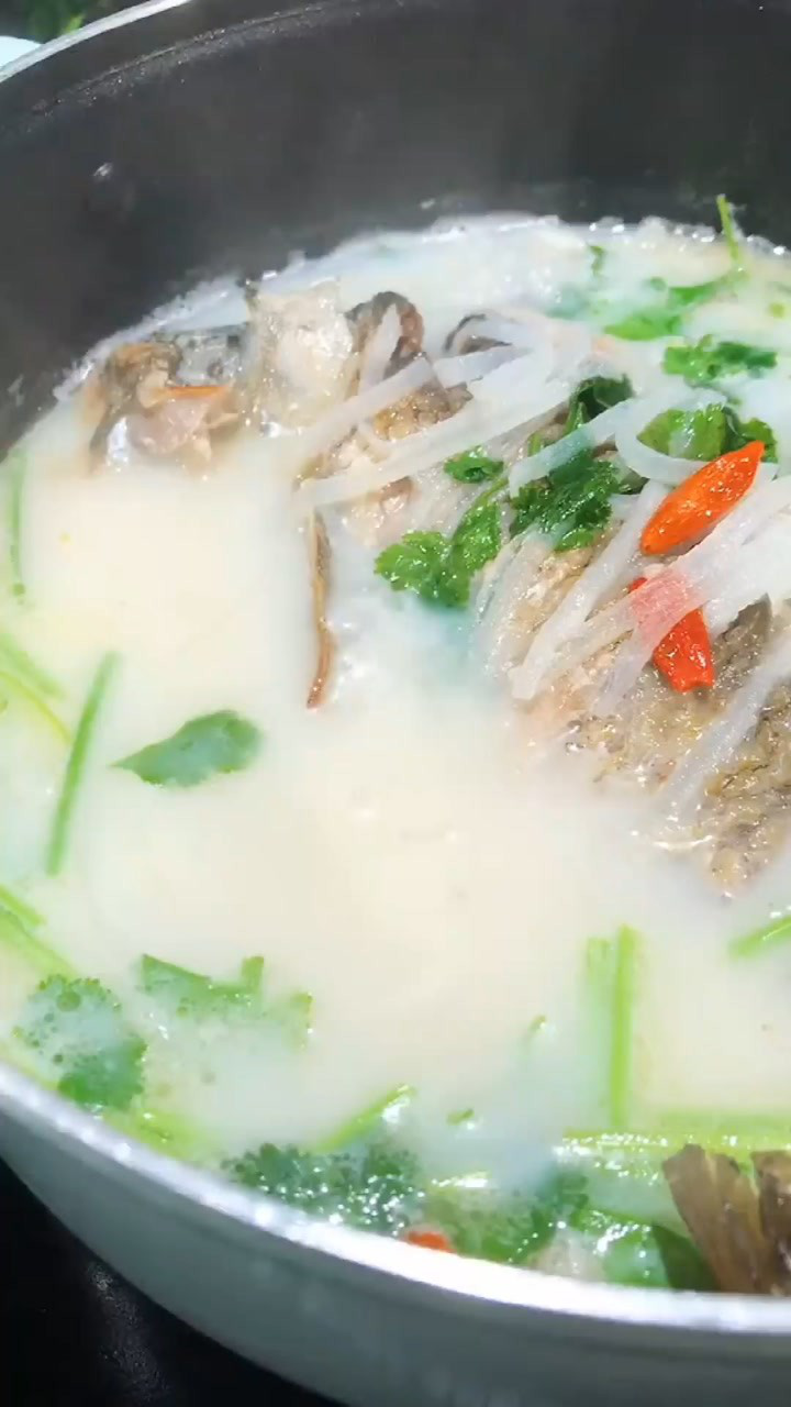 今天教大家做奶白鲫鱼汤营养美味宝宝爱喝