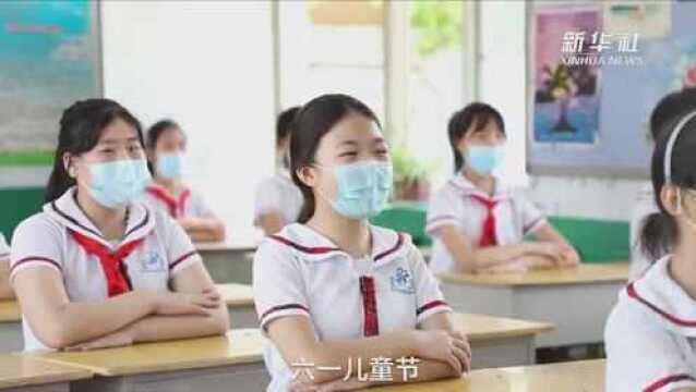 河北邢台小学生创意毕业照 定格童年美好时光