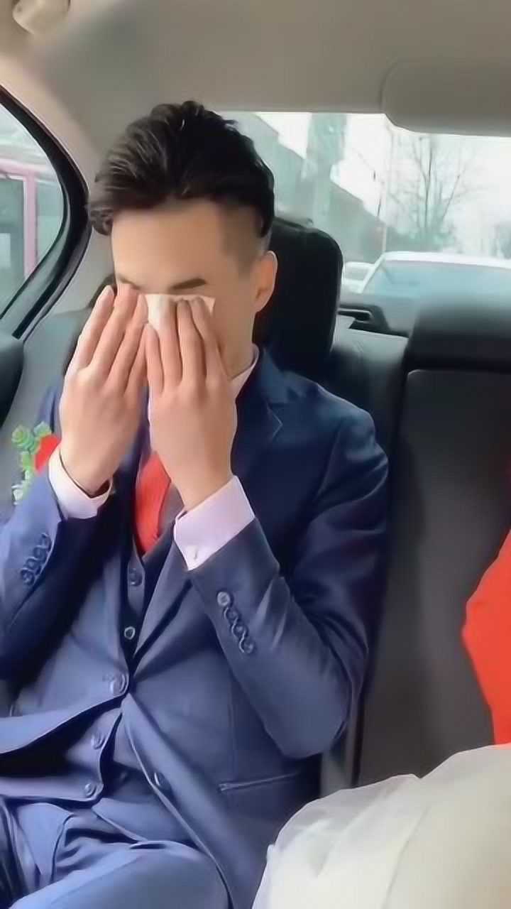 结婚时新娘没哭新郎哭个不停感性的人太容易掉眼泪