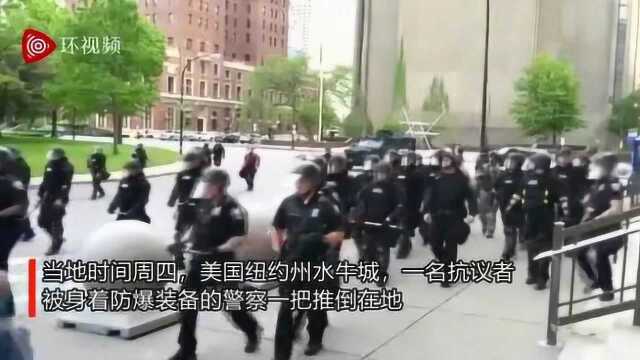 美国警察一把推倒挡路示威者,后脑勺着地顿时血流一片