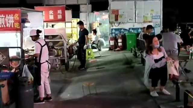 随拍郑州花园北路夜市地摊街,也称为美食小吃一条街