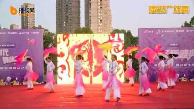 团队表演的大扇广场舞,配上一曲《踏歌起舞的中国》,看得人心潮澎湃!