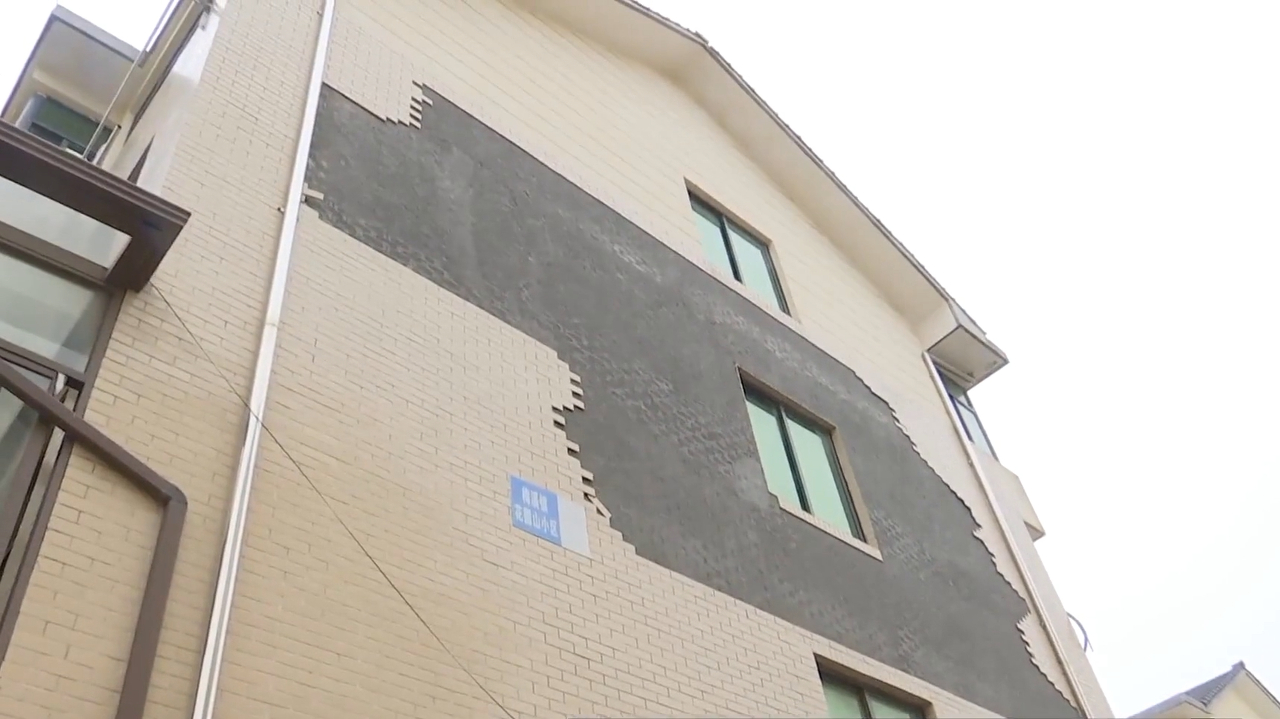 小区外墙瓷砖脱落砸伤路人,整栋60户均被判赔6000多元,强执付清