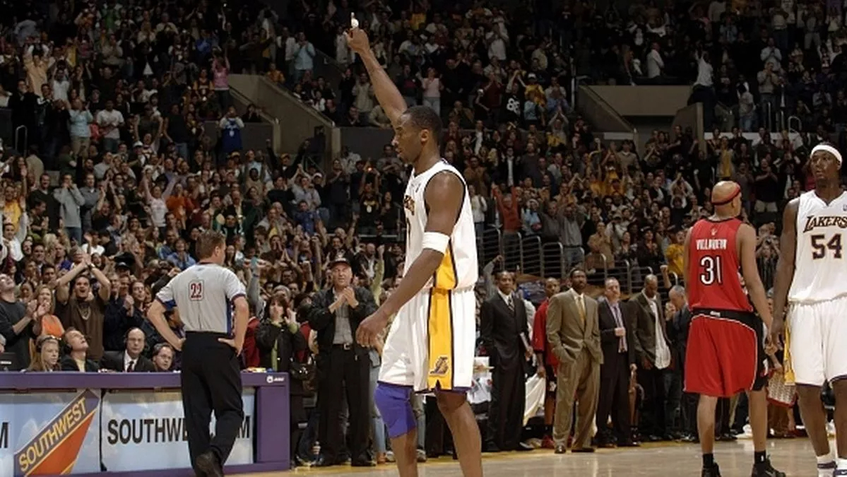 18年前的今天回顾科比单场81分屠龙表演21世纪最伟大的演出