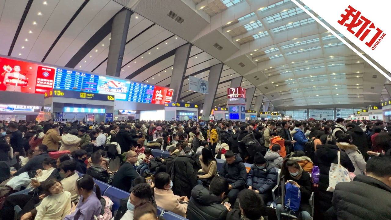 探访北京南站:受雨雪天气影响多趟列车晚点 不少旅客在候车室等待