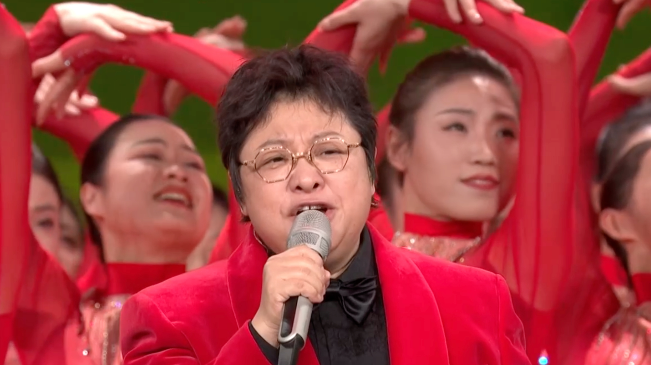 韩红《无我》唱出大爱无疆丨春晚2024