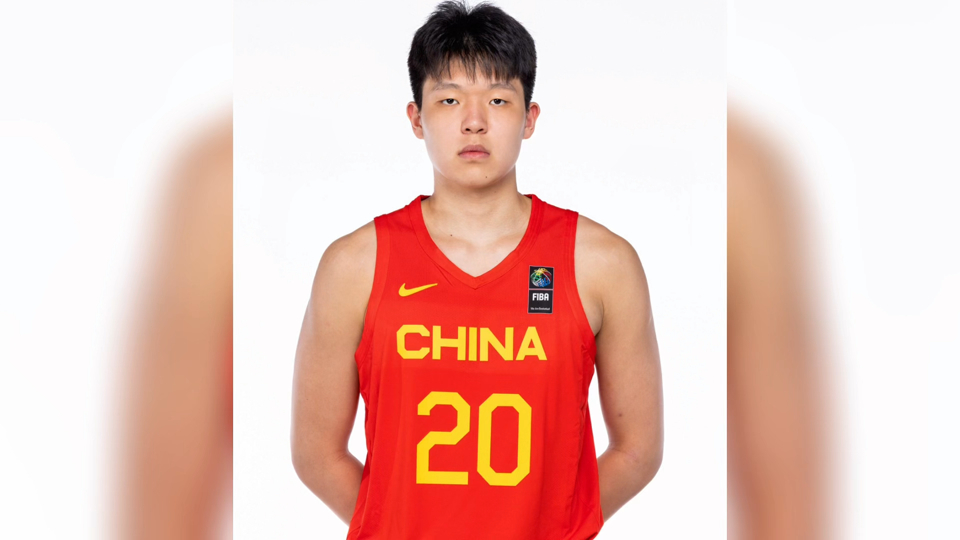 加强版"中国约基奇"!18岁杨翰森男篮首秀,上演剧火烧天暴扣!