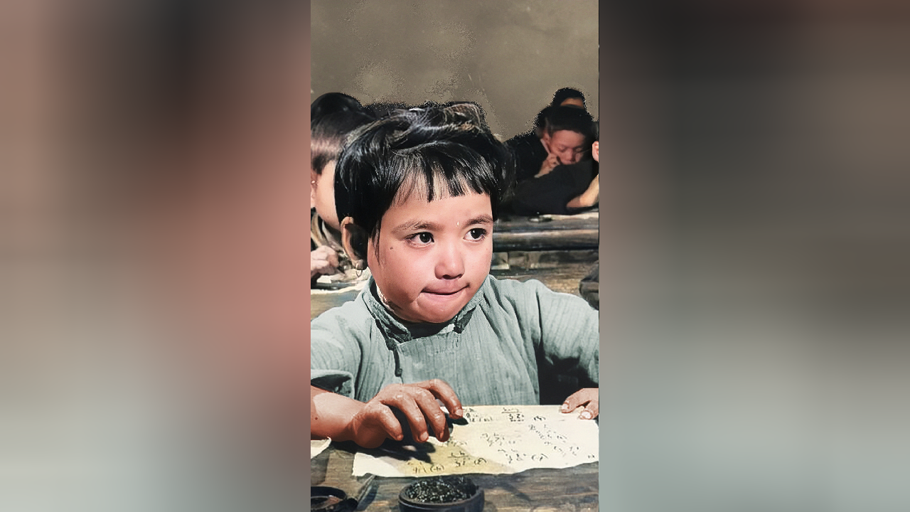 1947年,陕西临潼,一个上数学课的大眼睛小姑娘