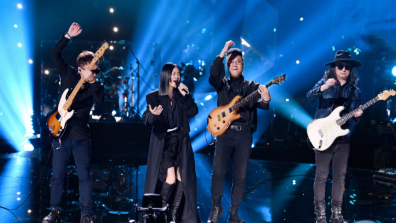 刘卓回应那英乐队失误,舞台上临时看乐谱:多个团队合作很复杂