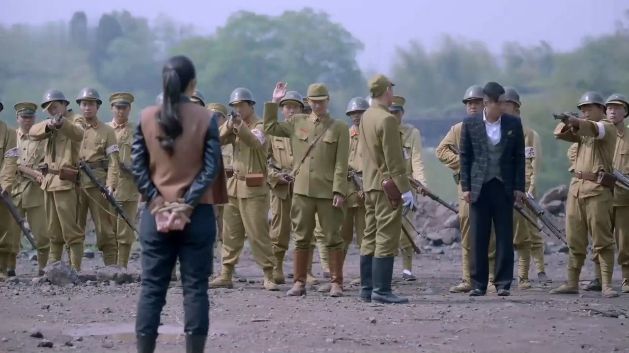 刀尖:女战士心脏长在右边,中枪后故意装死,骗过行刑的鬼子!