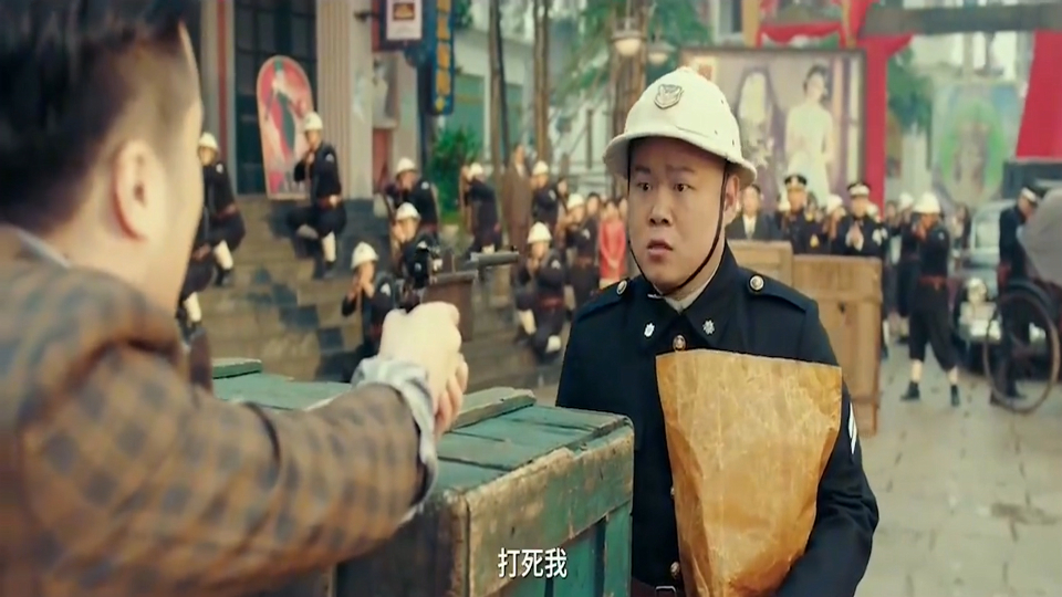 岳云鹏让歹徒开枪打死他,谁知歹徒太紧张,打中后面的警察