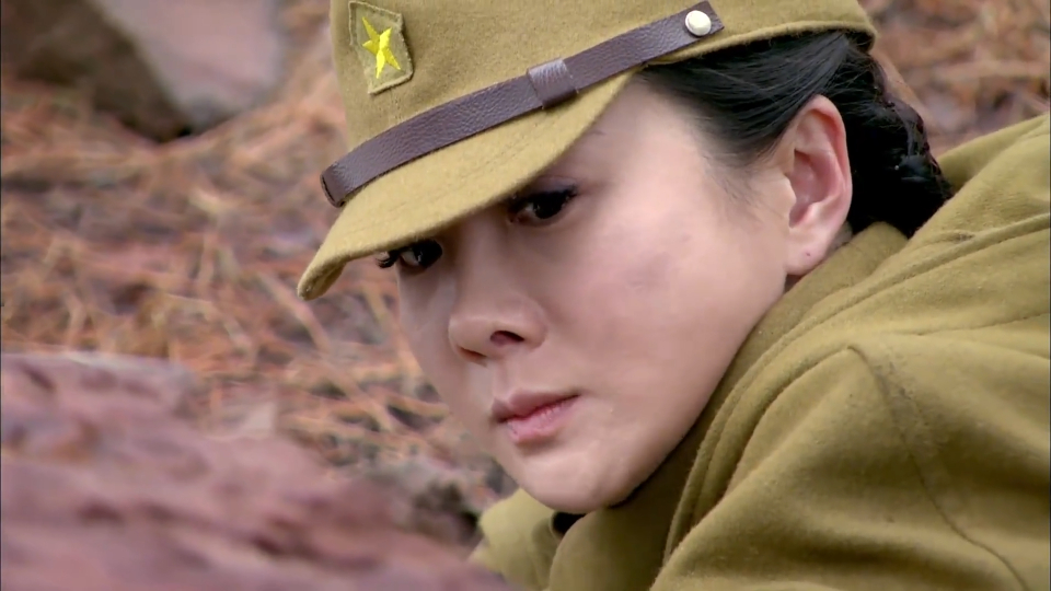 女鬼子拿战士当人质,殊不知女侠在身后,一枪毙命